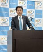 　記者会見する個人情報保護委員会の片岡秀実政策立案参事官＝２４日午後、東京都千代田区