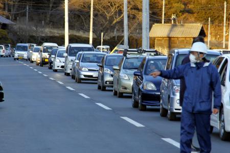 　東京電力福島第１原発事故で、避難する車で渋滞する国道＝２０１１年３月１２日、福島県浪江町