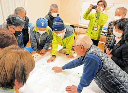 「支え愛マップ」の更新作業をする住民たち