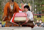 　京都・醍醐寺で行われた「餅上げ力奉納」の女性の部で優勝した木下ちひろさん＝２３日午後