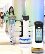 　アジア大会のメインメディアセンターに登場した「新聞配達ロボット」＝２６日、杭州（共同）