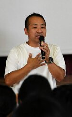 自分らしく生きることの大切さを語る前田さん＝１日、琴浦町の赤碕中