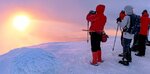 弥山山頂で初日の出を写真に収める登山者ら＝１日午前７時２８分、鳥取県大山町大山