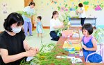 ササ飾り作りに挑戦する親子＝５日、香美町香住区森の香住子育て・子育ち支援センター