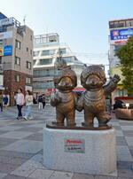 　ＪＲ新小岩駅の北口駅前広場にあるモンチッチ像＝東京都葛飾区（（Ｃ）Ｓｅｋｉｇｕｃｈｉ）