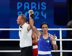 　パリ五輪のボクシング女子６６キロ級準決勝で勝利したアルジェリアのイマネ・ヘリフ＝６日、パリ（ロイター＝共同）