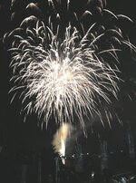 祭りのフィナーレを飾った大きな花火＝７月３０日、八頭町奥谷の郡家運動場