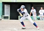 １回戦・鳥取城北－石見智翠館　鳥取城北は二回、１死一、三塁から小西がスクイズを決めて先制する＝どらドラパーク米子市民球場