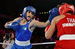 　ボクシング女子６６キロ級準決勝でタイ選手（右）と対戦するイマネ・へリフ＝６日、パリ（ロイター＝共同）