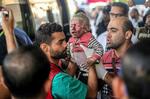 　イスラエル軍の攻撃で負傷した子ども＝１６日、パレスチナ自治区ガザ南部ハンユニス（ゲッティ＝共同）
