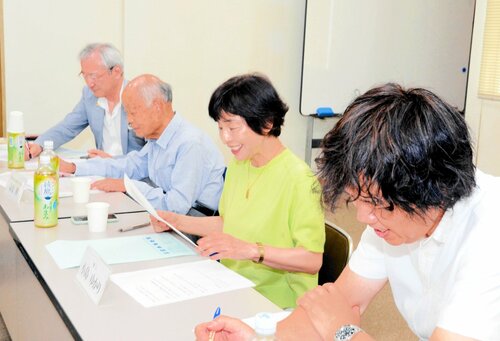 最終審査会で作品を講評する審査員＝１１日、鳥取市富安２丁目の新日本海新聞社