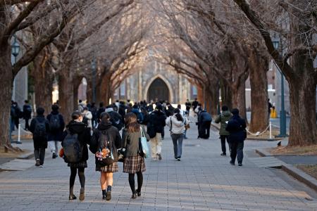 　大学入学共通テストの会場に向かう受験生ら＝１８日午前、東京都文京区の東大