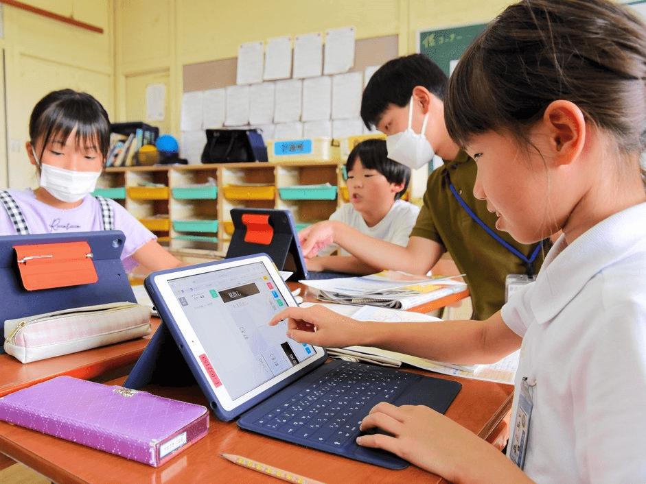 「日本海新聞ｆｏｒスタディ」活用し新聞作り　倉吉・久米小児童に本紙記者が授業
