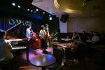 　若手のライブを聞く観客＝２０２４年３月、大阪市北区のジャズクラブ「ガロン」