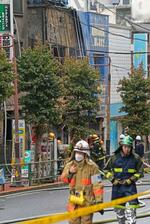 　建物火災があったＪＲ大森駅付近で活動する消防隊員ら＝４日午後０時３４分、東京都大田区