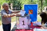 　ロシアが実効支配するウクライナ東部ドネツクで行われた議会選の前倒し投票＝２日（タス＝共同）