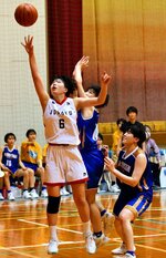 女子決勝・鳥取城北－倉吉北　鳥取城北は第３クオーター、古賀（左）がシュートを決めて６１－３９と点差を広げる＝淀江体育館