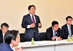 無派閥情報交換会の結成に際して、あいさつする赤沢氏（中央）＝１９日、国会内