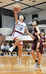 女子決勝・鳥取城北―鳥取西　鳥取城北は第２クオーターで横井（１７）がシュートを決めて４４―８とリードを広げる＝どらドラパーク米子市民体育館
