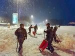 　名神高速道路の関ケ原インターチェンジ付近で除雪作業をする自衛隊員ら＝２４日午後（防衛省提供）