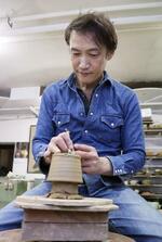 　北海道剣淵町の粘土を使い、器を制作する陶芸家の工藤和彦さん＝北海道旭川市