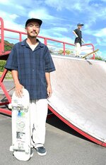 「子どもたちがスケボーを続けられる環境をつくりたい」と話す松本さん＝湯梨浜町南谷のはわいスケートパーク