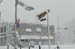 着雪で見えにくくなる信号機＝24日午前9時27分、鳥取市今町1丁目