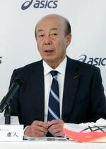 　記者会見するアシックスの広田康人会長＝９日午後、神戸市