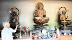 学行院に安置されている国重要文化財の薬師如来像（中央）、日光菩薩像（右）、月光菩薩像（左）。ヒノキの一木造りで平安時代末の作と推定される