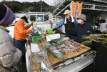 正月飾りや新鮮な野菜を買い求める住民＝２４日、日野町黒坂