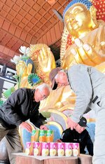 新年を前に大仏殿内のお供え物を取り換える檀家役員ら＝３０日、香美町村岡区川会の長楽寺