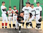 高校生らが見守る中、投球を披露する小学生（中央）