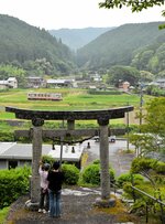 河野神社前を通過する列車が見える風景