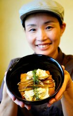 動物性の食材を使わず作られた「カツ丼」。健康を意識する人や外国人客などさまざまな人に人気がある＝鳥取市湖山町西１丁目の鳥取ＯＲＩＢＩＯ