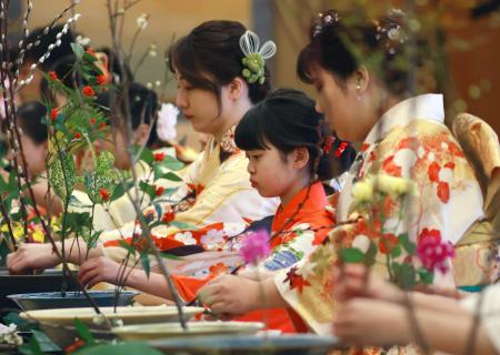 　華道家元・池坊の「初生け式」で、花を生ける門弟ら＝５日午前、京都市中京区