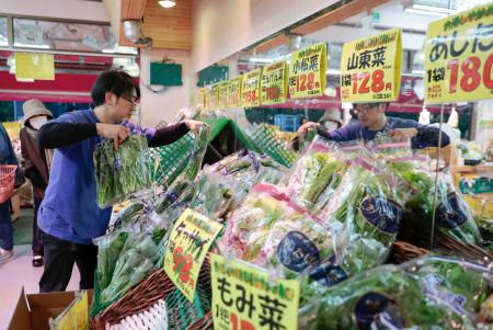 　スーパー「アキダイ関町本店」の売り場＝２２日、東京都練馬区