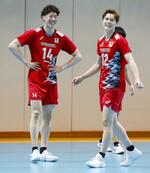 　笑顔を見せるバレーボール男子の石川祐希（左）と高橋藍＝６月、味の素ナショナルトレーニングセンター
