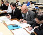 県選管の説明に耳を傾ける６陣営の関係者＝７日、鳥取県庁