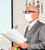 藤田嗣治の戦争画について解説する住川氏