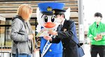 ぱとろーくんや参加した協会員らから啓発チラシを受け取る市民＝５日、鳥取市役所