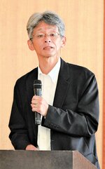 歩きたいまちづくりについて講演する青木さん