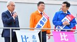 公明党の比例代表候補の応援弁士を務める斉木正一選対本部長（左）＝２０日、米子市末広町