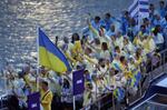 　パリ五輪の開会式で、セーヌ川を船でパレードするウクライナ選手団＝２６日、パリ（共同）