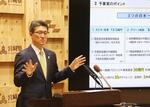 　２０２４年度当初予算案を説明する宮崎県の河野俊嗣知事＝２日、県庁