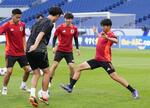 　サッカーＷ杯アジア最終予選初戦の中国戦に向け、最終調整する三笘（右端）ら＝埼玉スタジアム