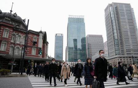 　多くの企業や官公庁が仕事始めの６日朝、職場に向かう会社員ら＝東京・丸の内