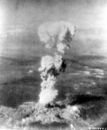 　79年前の８月６日、広島に原爆を投下した米軍爆撃機から撮影されたきのこ雲（米国立公文書館所蔵・共同）