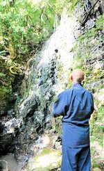 下砂見の山奥で４８０年前に開かれた「御瀧山」。お堂に不動明王が祭られている