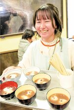 【ぜんざいに笑顔】塩味と甘みのバランスが絶妙なぜんざい。来場者の体を温めた