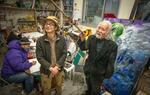 　「造形教室」のアトリエに立つ宇野学（左）と安彦講平。参加者は思い思いの作品作りに取り組んでいた＝２０２４年３月、東京・八王子の平川病院